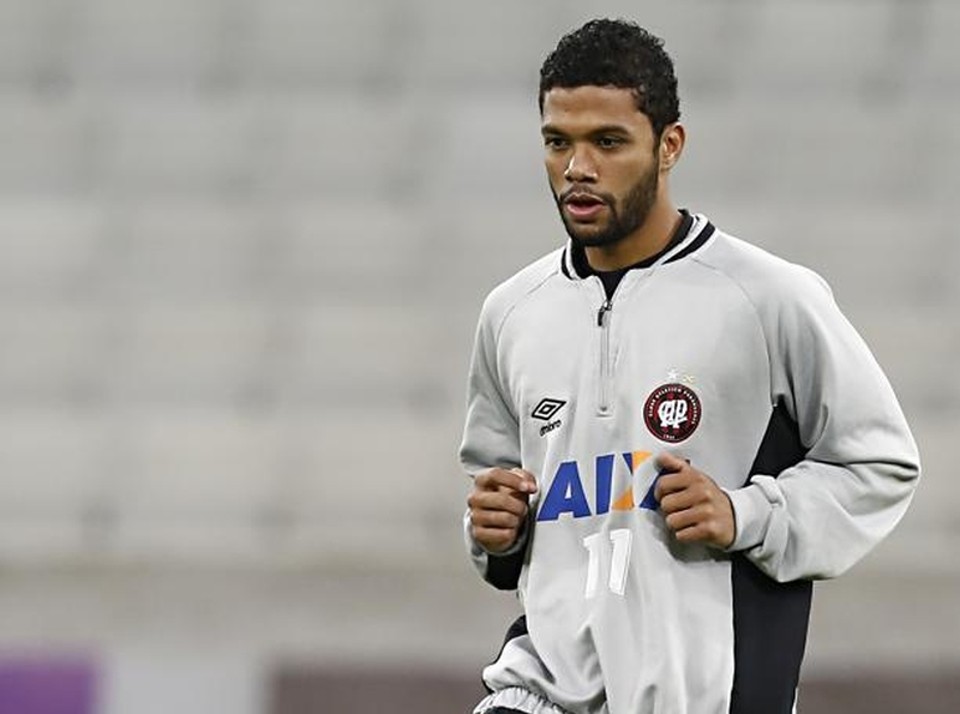 O volante Otávio é uma das opções do técnico Doriva para substituir Douglas Coutinho | Felipe Rosa / Tribuna do Paraná