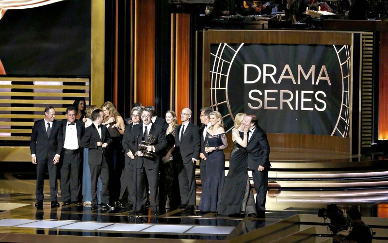 Equipe de Breaking Bad com suas estatuetas: grande campeã | Mario Anzuoni/Reuters