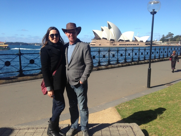 O chef paranaense Junior Durski (fazendo o estilo Crocodilo Dundee) e sua mulher, Kethlen Ribas Durski, em frente à famosa Ópera de Sydney, na Austrália, onde o casal esteve essa semana para tratar da abertura de uma filial do restaurante Madero | Arquivo pessoal