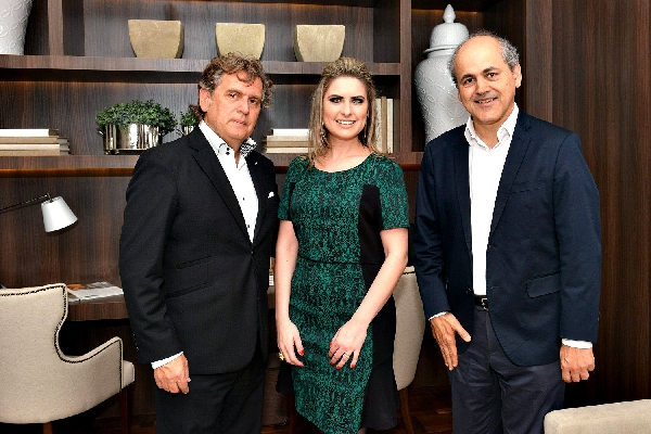 A arquiteta Viviane Loyola, que assina o ambiente Estar Íntimo e teve seu projeto estampado na capa do anuário da Casa Cor PR 2014, ladeada pelo presidente do grupo Casa Cor, Ângelo Derenze, e pelo prefeito de Curitiba, Gustavo Fruet, no movimentado coquetel de abertura da mostra, domingo à noite, no espaço do antigo Cine Ribalta | Marcelo Stammer