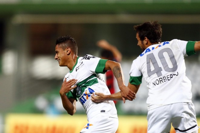 Dudu comemora o gol que abriu o placar no Couto Pereira |