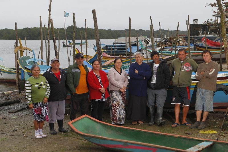 Parte dos pescadores e marisqueiras do Litoral do Paraná que depois de 13 anos de perdas e danos voltam a ter esperanças na Justiça | Jonathan Campos / Gazeta do Povo