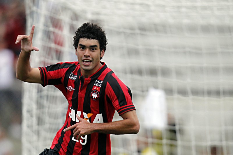 Bruno Mendes marcou um dos três gols do Atlético contra o Universitário, em março, pela Libertadores | Albari Rosa / Gazeta do Povo