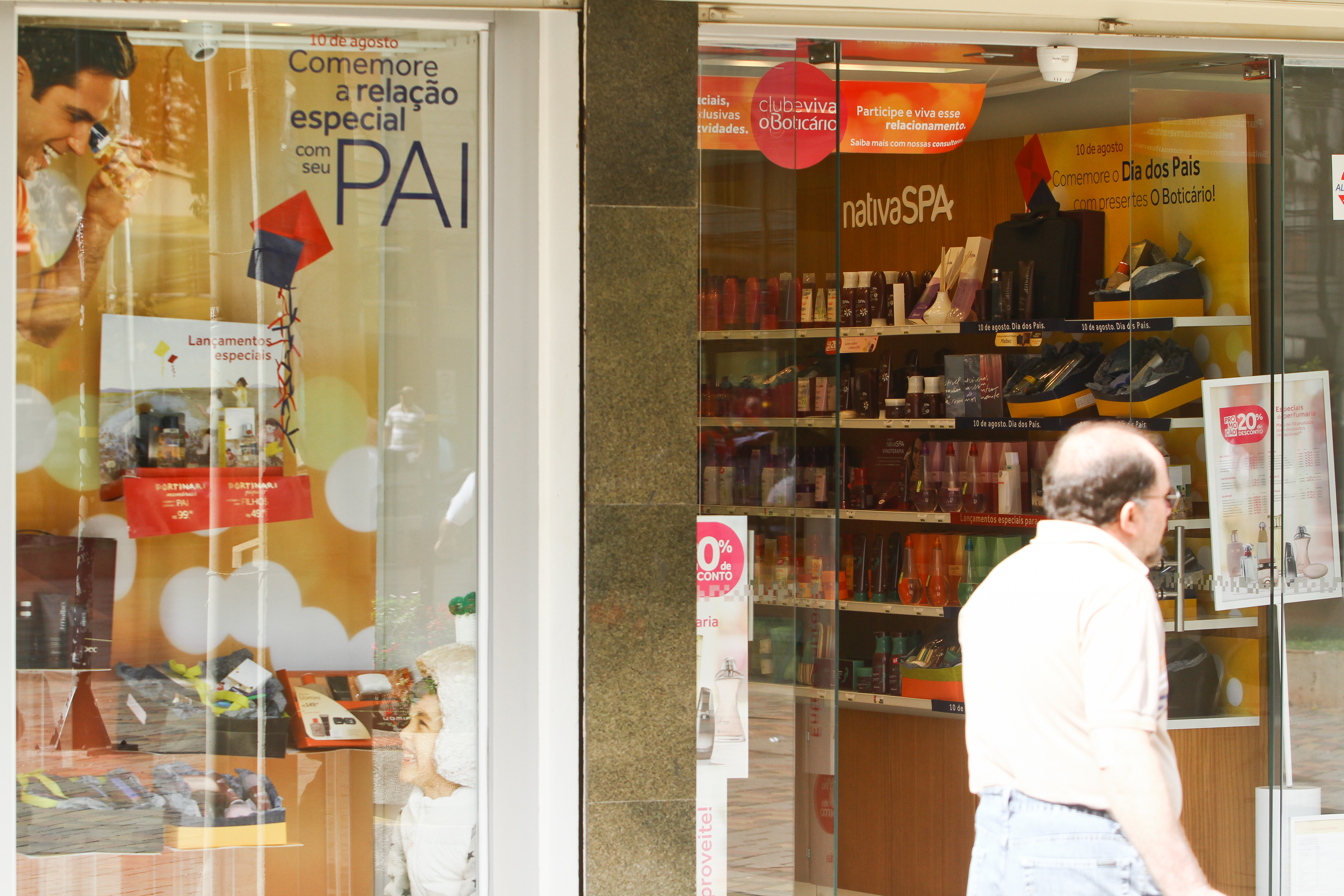 Comerciantes reforçaram os estoques e ampliaram o horário de funcionamento das lojas. Expectativa é de alta nas vendas | Roberto Custódio/JL