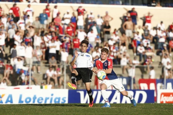 Marcos Serrato disputa bola com jogador do Bragantino |
