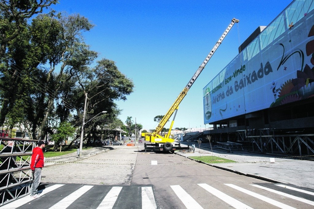 Guindaste instala o teto retrátil: sonho atleticano