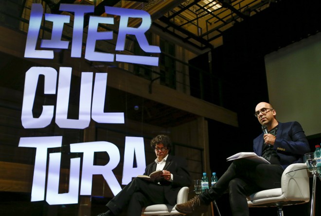 Manuel da Costa Pinto (esq.) mediou o bate papo com Valter Hugo Mãe. |