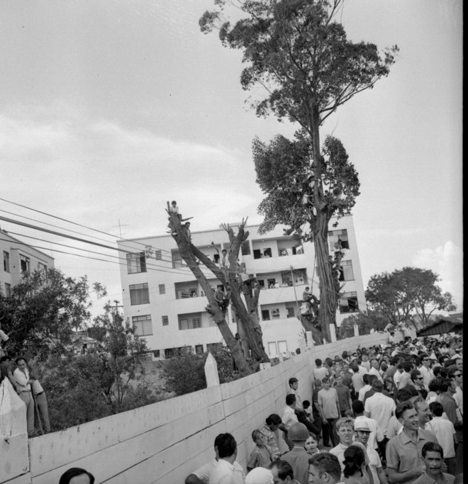 Torcida em Atletiba no começo dos anos 70 |