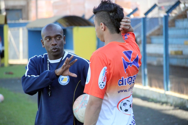 O iniciante técnico Paulo Miranda orienta jogador durante treino do Francisco Beltrão | Adolfo Pegoraro/ Jornal de Beltrão