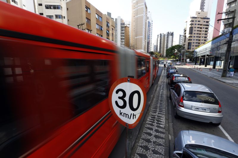 Reportagem flagrou excesso de velocidade na Sete de Setembro, onde no último dia 11 uma adolescente morreu atropelada por um biarticulado | Albari Rosa / Gazeta do Povo