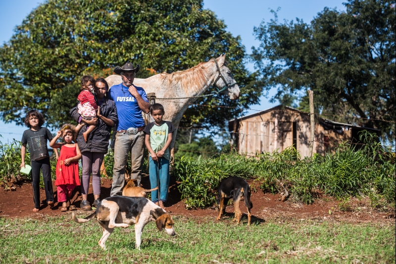 O agricultor Pedro Rodrigues da Silva; sua mulher, Marisa da Silva; e família: sem renda, eles pensam em abandonar a zona rural de Marilândia do Sul e migrar para a região metropolitana de Curitiba | Brunno Covello/Gazeta do Povo