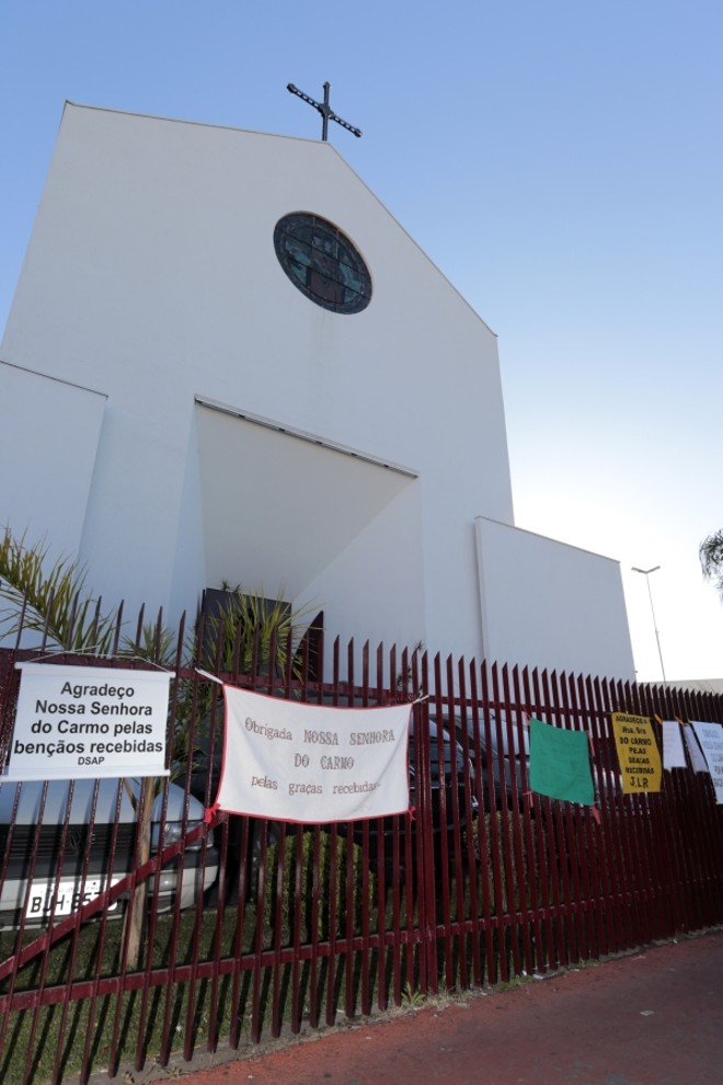 Fieis que alcançaram graças as depositam seus agradecimentos no gradil da frente do Santuário do Carmo. Votos trazem louvores