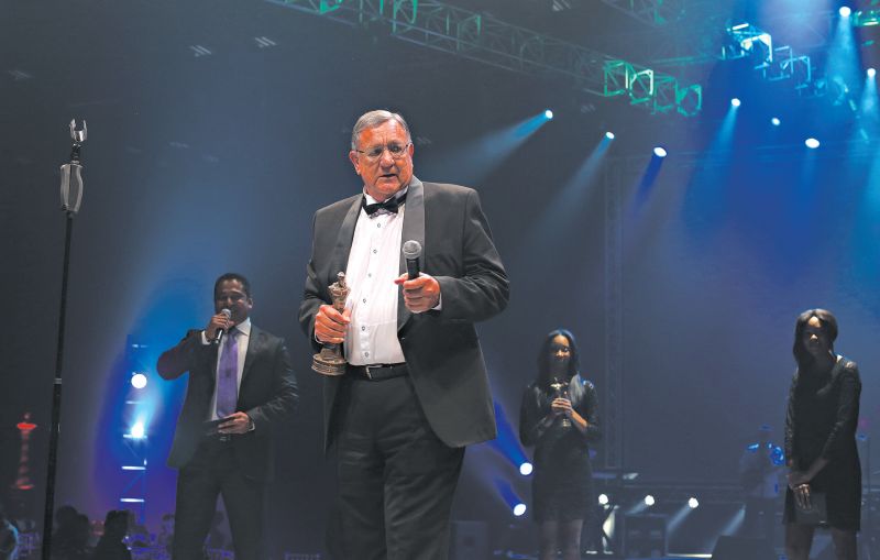 Tonie van der Merwe recebendo um prêmio por ter empregado atores negros durante o Apartheid | Joao Silva/The New York Times