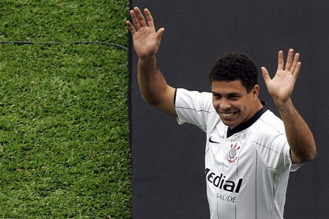 Ronaldo:Clube: Corinthians. Idade quando chegou: 32 anos. O Fenômeno saiu do Milan perto do fim de 2008 após mais uma lesão no joelho. Chegou a se tratar no Flamengo, mas acabou assinando com o Corinthians, recém-retornado da Série B. Comercialmente, ajudou o time a captar patrocínios que chegaram a R$ 30 milhões. Dentro de campo, mesmo bem acima do peso a maior parte do tempo, foi fundamental para a conquista da Copa do Brasil e do Paulistão de 2009. Foram 36 gols em 69 jogos. Na Libertadores de 2010, não conseguiu evitar a eliminação para o Flamengo. Na de 2011, a eliminação na fase preliminar para o Tolima, precipitou a aposentadoria, alegando problemas físicos. |