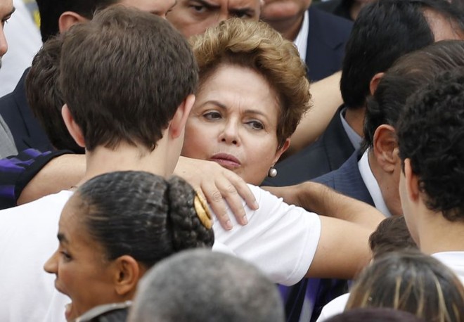 Presidente Dilma Rousseff abraça um dos filhos de Eduardo Campos durante o velório do ex-presidenciável |