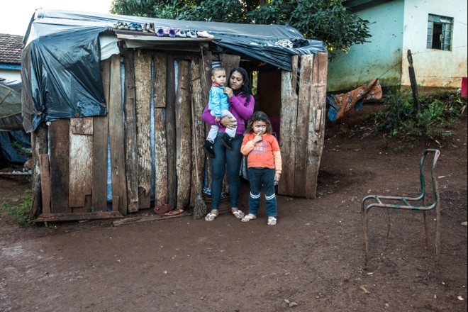 Fabiane ergueu o barraco em que mora nos fundos da casa da mãe, em Laranjal | 