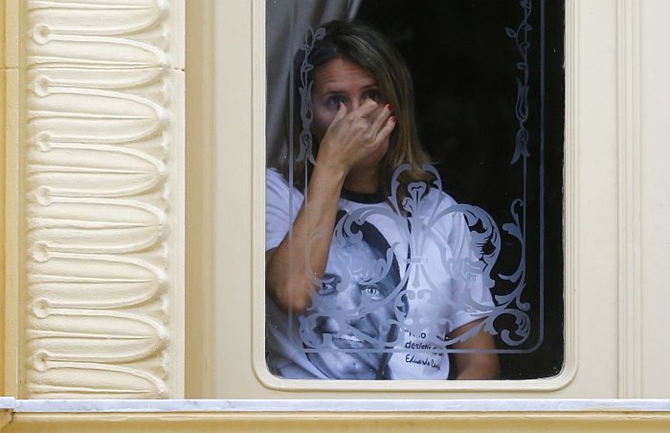 Renata Campos, esposa do candidato Eduardo Campos, observa a multidão reunida em frente ao Palácio do governo de Pernambuco | Ricardo Moraes / Reuters