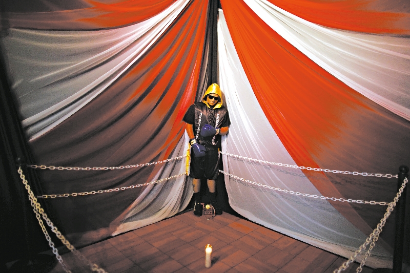 Poses de mortos evitando na vida real ganharam popularidade em Porto Rico. Ao lado, o corpo do boxeador Christopher Rivera | Ricardo Arduengo/Associated Press