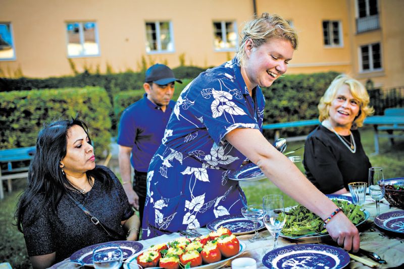 Ebba Akerman organiza jantares para facilitar os encontros entre imigrantes e suecos | Casper Hedberg para The New York Times