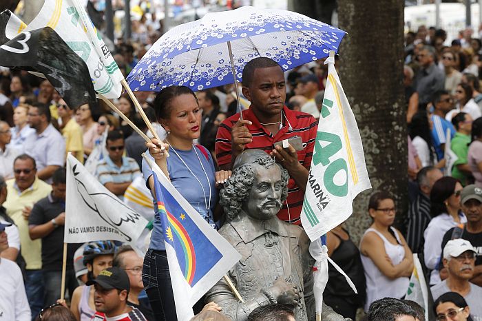 As pessoas acompanham a missa de Eduardo Campos em Recife | Paulo Whitaker / Reuters