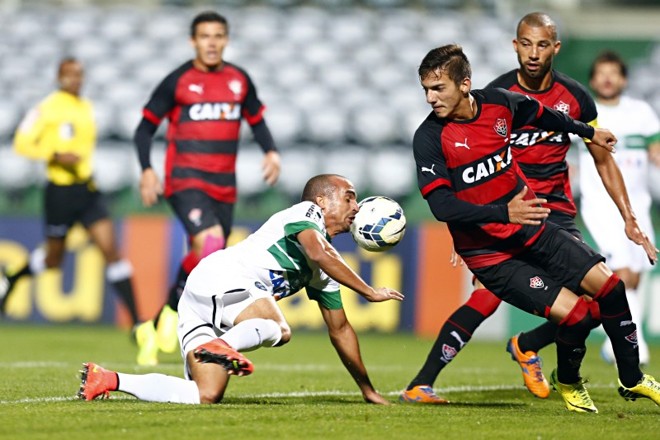 Gil tenta ganhar a bola no meio de campo |