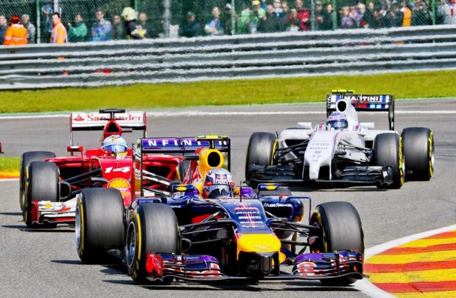 O australiano Daniel Ricciardo, da Red Bull, lidera corrida na frente do espanhol Fernando Alonso (Ferrari) e do finlandês Valtteri Bottas (Williams) | 