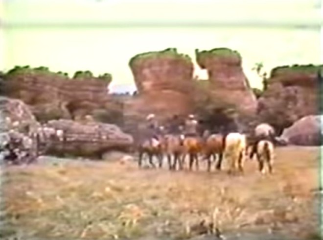 Pistoleiros cavalgam em direção às rochas de Vila Velha |