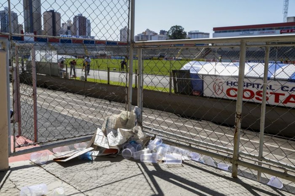 Sujeira acumulada no treino do Paraná estimulou torcedor a lançar campanha de recolhimento de lixo nos jogos na Vila Capanema | Henry Milléo / Gazeta do Povo