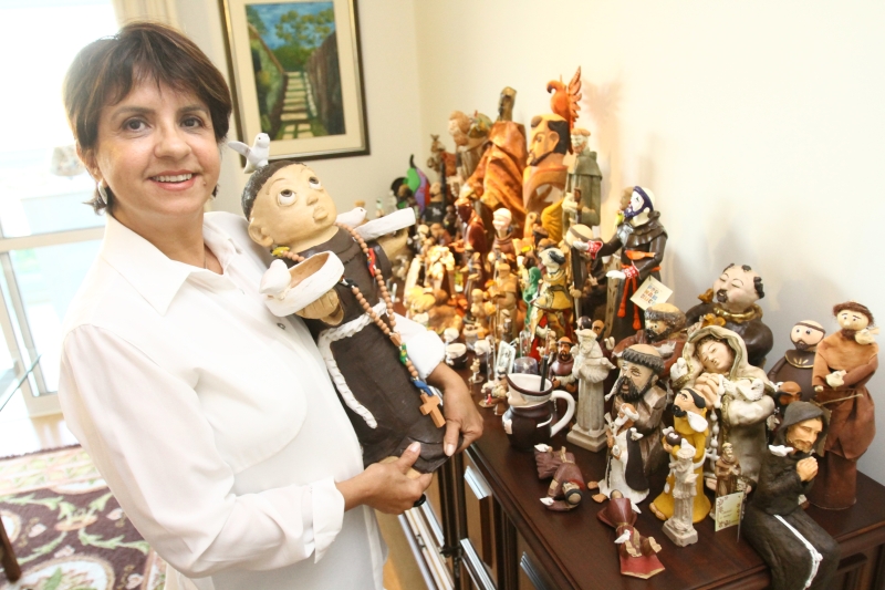 Iran é presenteada e também compra imagens do santo aonde quer que vá | Gilberto Abelha/Jornal de Londrina