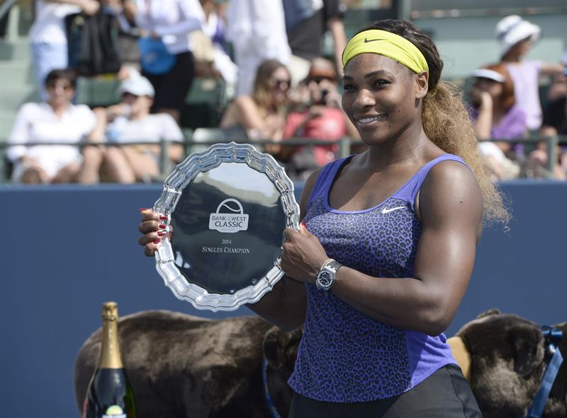 Serena Williams, dos Estados Unidos, comemora o título com o troféu da competição | EFE/EPA/JOHN G. MABANGLO