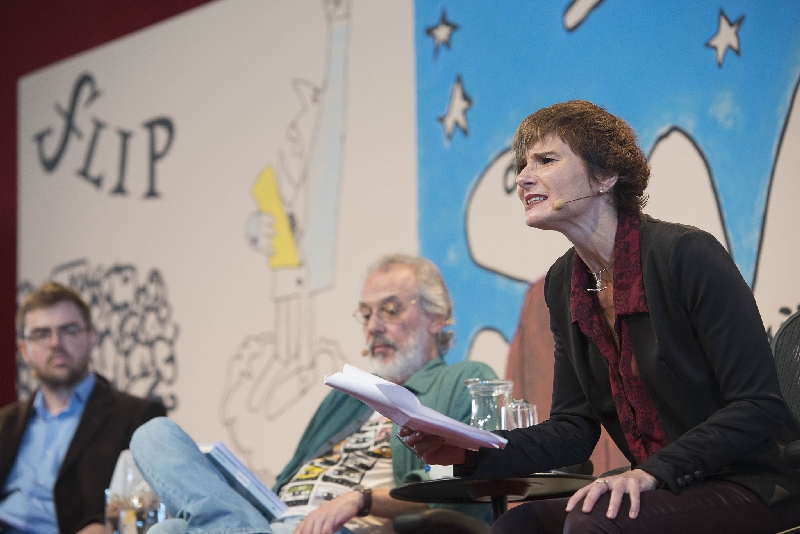 O mediador Miguel Conde (à esq.), e os escritores Charles Peixoto e Eliane Brum: bate-papo improvável, mas não menos interessante | Walter Craveiro/ Divulgação