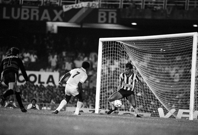 1  É campeão:o jogo do dia 31/07/1985, encerrado já na madrugada, faz parte da história do clube, pois deu o único título nacional até hoje. Índio abriu o placar para o Coxa e Lulinha empatou para o Bangu, então um time temido. Nos pênaltis, brilhou o goleiro Rafael e o Alviverde venceu por 6 a 5. | 