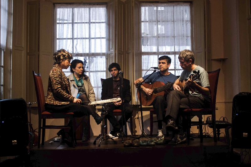 Produzido por Pedro Luís, novo disco reafirma o estilo popular urbano da banda curitibana | Aline Valente/ Divulgação