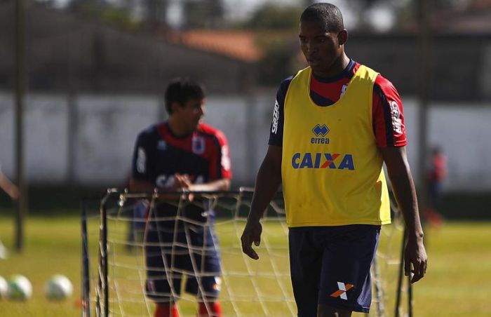 Adaílton pode entrar no Paraná durante a partida com o Atlético-GO | Jonathan Campos / Gazeta do Povo