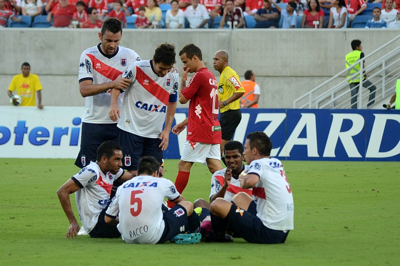 Jogadores paranistas comemoram o primeiro gol, de autoria de Gustavo | Frankie Marcone / Futura Press / Folhapress