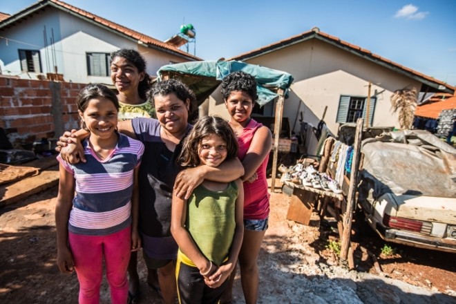 Cleusa Viana Pires (34) saiu do barraco em que morava no Morro do Carrapato por uma casa de alvenaria no Conjunto Vista Bela, zona Norte de Londrina |