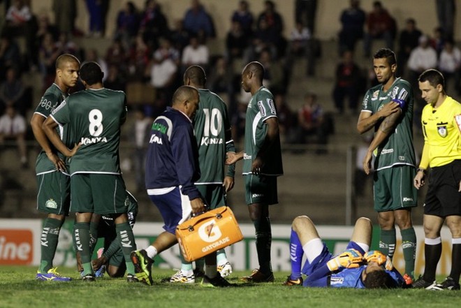 Massagista atende o goleiro Edson Mardden, do Icasa, que caí no gramado após choque com atacante | 
