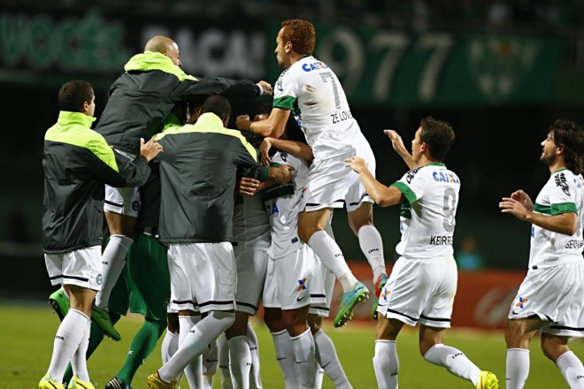 Jogadores do Coritiba comemoram o gol de Dudu no Couto Pereira |
