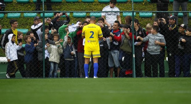 Cafu vai até público distribuir autógrafos durante intervalo da partida | 
