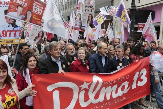 Gleisi cobra transparência de Richa: A senadora e candidata ao governo Gleisi Hoffmann (PT) participou ontem de uma caminhada no calçadão da Rua XV de Novembro, no Centro de Curitiba. O ato foi organizado pelo comitê da presidente Dilma Rousseff (PT) no Paraná para o lançamento da campanha de rua da petista. Além de Curitiba, a caminhada ocorreu simultaneamente em diversas cidades do país. No evento, Gleisi disse que sua campanha tem recebido um bom retorno. Ela aproveitou também para criticar o fato de o governador Beto Richa (PSDB) ter apresentado zerada a primeira parcial das contas de campanha.