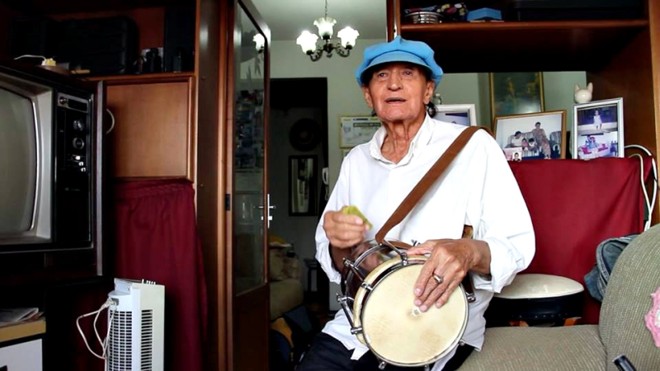 Maé toca seu instrumento em depoimento gravado em fevereiro de 2012 |