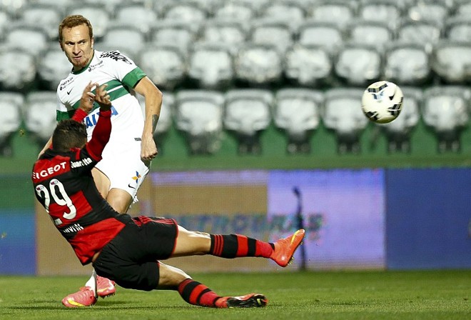 Zé Love afastar bola em disputa com Nixon | 