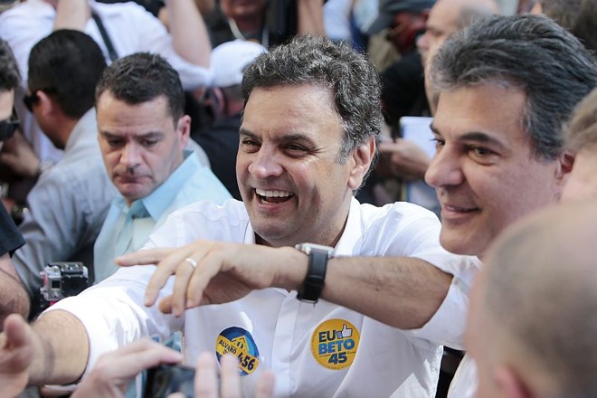 Candidato à Presidência da República andou pelas ruas do centro da capital paranaense |