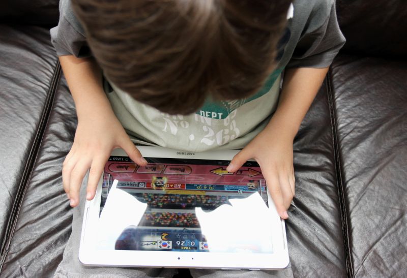 Para a maioria dos pais, é um desafio tentar educar os filhos com tantas novidades da interação virtual | Luciano Mendes/Gazeta do Povo