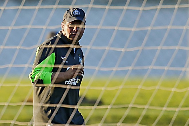 Celso Roth não engrenou no Coritiba e acabou caindo após uma derrota para o Palmeiras | 