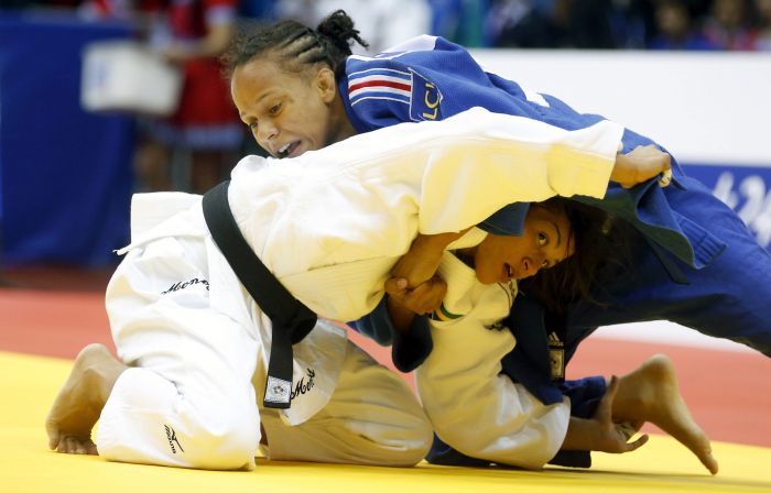 Sarah Menezes (de branco) foi desclassificada pela francesa Amandine Buchard no Mundial de judô de Chelyabinsk | EFE