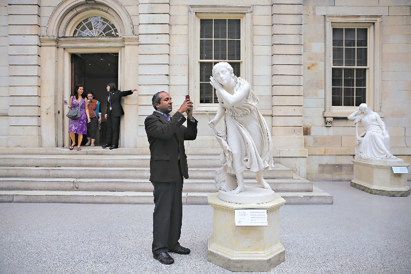 Sree Sreenivasan do Metropolitan Museum, acima, e Shelley Bernstein do Brooklyn Museum têm ideias diferentes sobre como usar a internet em seus planos de marketing global | Nicole Bengiveno/The New York Times