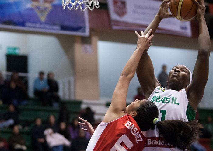 Pivô Clarissa dos Santos foi a melhor em quadra na vitória do Brasil sobre o Chile | Samuel Vélez / FIBA Américas