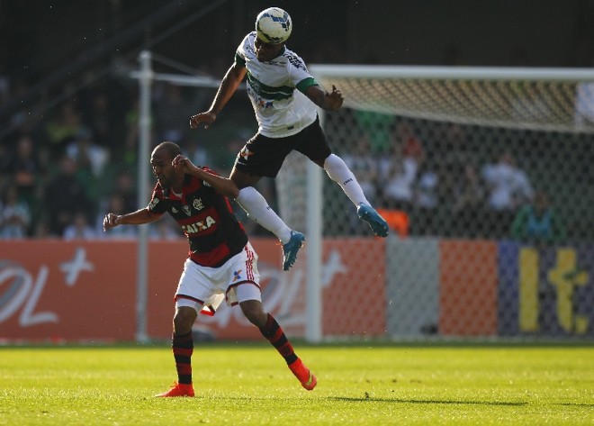 O zagueiro coxa Luccas Claro divide a bola com o atacante Alecsandro em mais uma derrota do Coritiba neste Brasileiro |