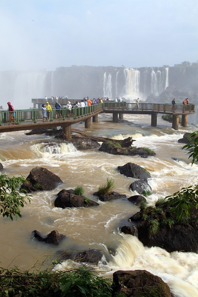 Regime baixo de chuvas nas últimas semanas e o fechamento de comportas das usinas situadas ao longo do rio Iguaçu alteraram o fluxo de água |